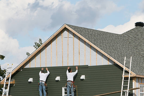 Professional Vinyl Siding technician working in Battle Ground, IN